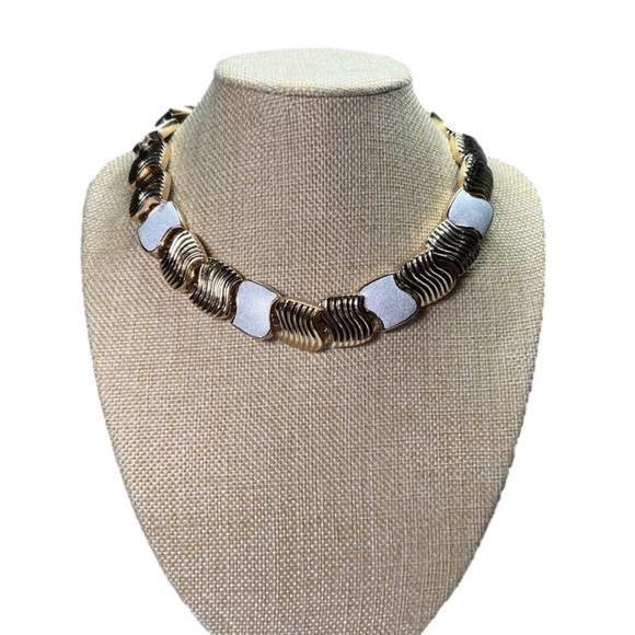 Vintage Butler Gold Tone/Speckled Frosty White Silver Enamel Choker Necklace - Picture 6 of 6